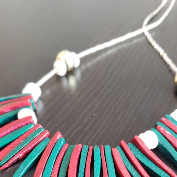 Green and red wooden handcraft seed bead necklace - Picture 2 of 3